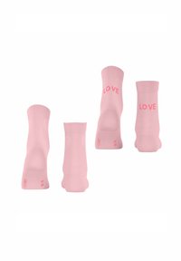 Chaussettes de crew roses en tissu doux, avec une texture côtelée et "LOVE" imprimé en lettres grasses sur les côtés.