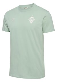 Ljusgrön t-shirt med kort ärm i bomull, med rund hals, som har en vit diamantlogotyp broderad på vänster bröst.