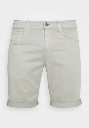 Short en denim gris clair avec revers roulés, fermeture par boutons, passants de ceinture et poches avant, présenté sur un fond blanc uni.