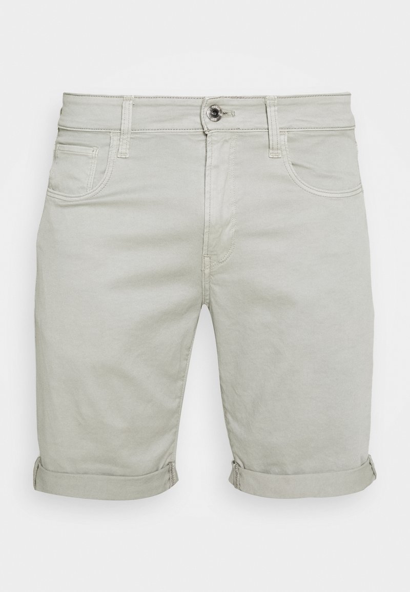 Short en denim gris clair avec revers roulés, fermeture par boutons, passants de ceinture et poches avant, présenté sur un fond blanc uni.