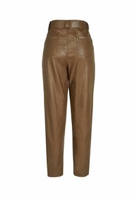 Rjave hlače iz umetnega usnja z sproščenim krojem, ki imajo pas in dva zadnja žepa. Površina ima rahlo strukturirano površino.