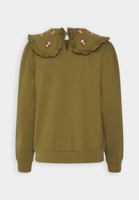 Top à manches longues vert olive avec col Claudine volanté orné de petites broderies florales rouges et blanches et fermeture par boutons dans le dos.