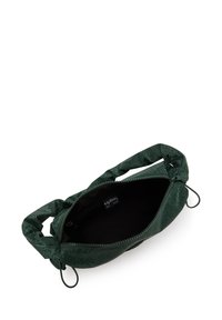 Groene, gestructureerde handtas met een patroon op de buitenkant, ritsluiting en korte, geknoopte handvatten. Binnenzijde is van zwart stof met een logolabel.