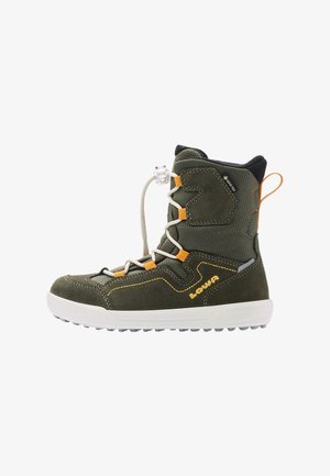 Botte haute vert olive avec semelle blanche, coutures jaunes, lacet élastique avec bouton-pression, étiquette GORE-TEX et languette orange au talon.