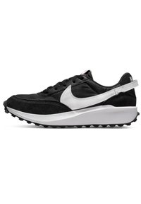 Zapatilla deportiva negra con materiales de ante y malla. Presenta un logo de swoosh blanco de Nike, suela texturizada y un prominente cuello acolchado.