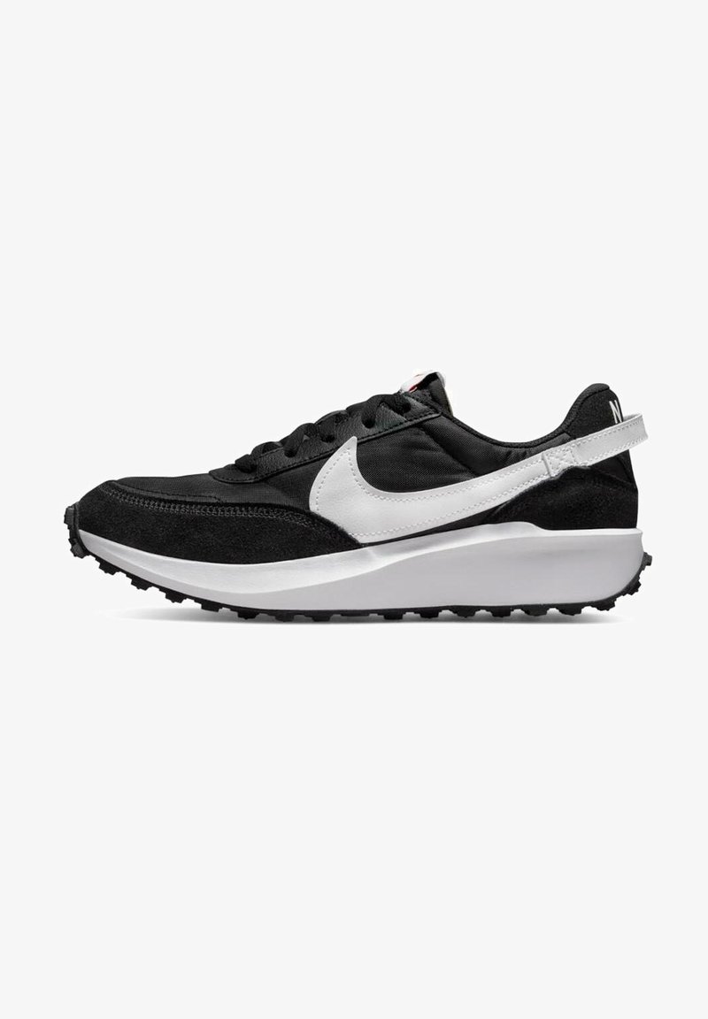 Basket noir en matériaux suede et maille. Présente un logo Nike swoosh blanc, une semelle texturée et un col rembourré proéminent.
