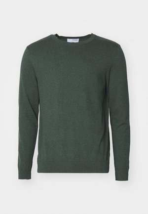 Jersey de cuello redondo verde hecho de una tela de punto texturizada. Presenta mangas largas y puños y dobladillo acanalados para un aspecto ajustado.