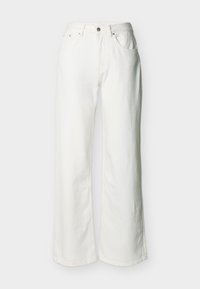 Λευκά τζιν ψηλόμεσα με κούμπωμα με κουμπιά και φερμουάρ, μπροστινές τσέπες και ελαφρώς φαρδιές μπατζάκια, σε απλό φόντο.