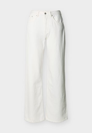 Hvite høytlivsjeans med knapp- og glidelåslukking, frontlommer og lett vidde i beina, vist på en ensfarget bakgrunn.