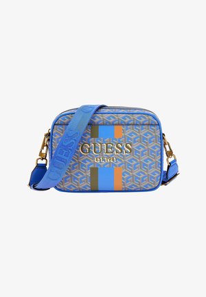 Niebieska, designerska torebka na ramię z wzorzystą powierzchnią, logo "GUESS Est. 1981" i szerokim, regulowanym paskiem na ramię z nazwą marki.