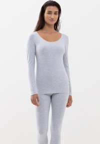 Szary długi rękaw top z dekoltem w serek, zestawiony z dopasowanymi legginsami. Miękka tkanina o gładkiej teksturze, zaprojektowana z myślą o komforcie.