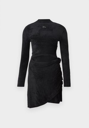 Vestido preto de mangas compridas feito de um tecido macio e texturizado; apresenta uma seção recortada, design envolvente e um pequeno detalhe circular no peito.