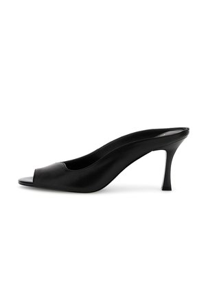 Černé kožené pantofle s otevřenou špičkou, úzkým středně vysokým podpatkem a designem na nazutí, zobrazené na bílém pozadí.