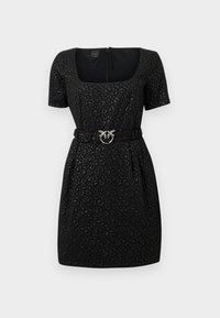 Μαύρο φόρεμα κοντό μανίκι με υφή ζώου, τετράγωνη λαιμόκοψη και εφαρμοστή μέση, διαθέτοντας ζώνη με ασημένιο κυκλικό κούμπωμα.