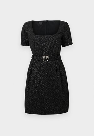 Melns īsām piedurknēm kleita ar teksturētu dzīvnieku rakstu, kvadrātveida dekoltē un pieguļošu vidukli, kurai ir sudraba aploka sprādze.