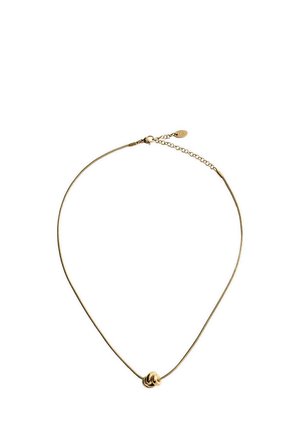 Collier délicat en chaîne d'or avec un petit pendentif noué et un fermoir ajustable sur fond blanc.