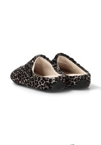 Zapatillas de casa con estampado de leopardo, textura de piel suave, forma redondeada, suela de goma negra y diseño de talón abierto para un fácil uso.