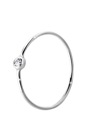 Anillo fino de plata con una única piedra preciosa redonda y clara engastada en un bisel liso sobre un fondo blanco.