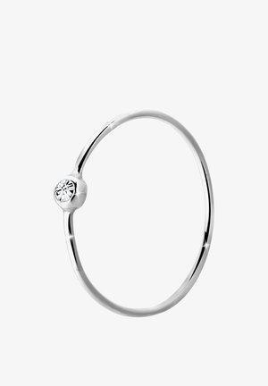 Bague fine en argent avec une seule pierre précieuse ronde et claire sertie dans un chaton lisse sur fond blanc.