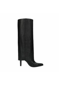 Zwarte leren knie-hoge laars met een spitse neus en een stilettohak, met een gladde textuur en een eenvoudig, strak ontwerp.