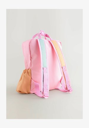 Roze rugzak met gewatteerde schouderbanden, voorzien van een zijvak in beige en strepen in lichtblauw en oranje. Gladde stoftextuur.