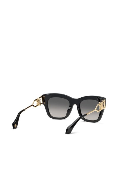 Lunettes de soleil carrées noires avec verres gris dégradés et accents métalliques décoratifs dorés sur de larges branches.