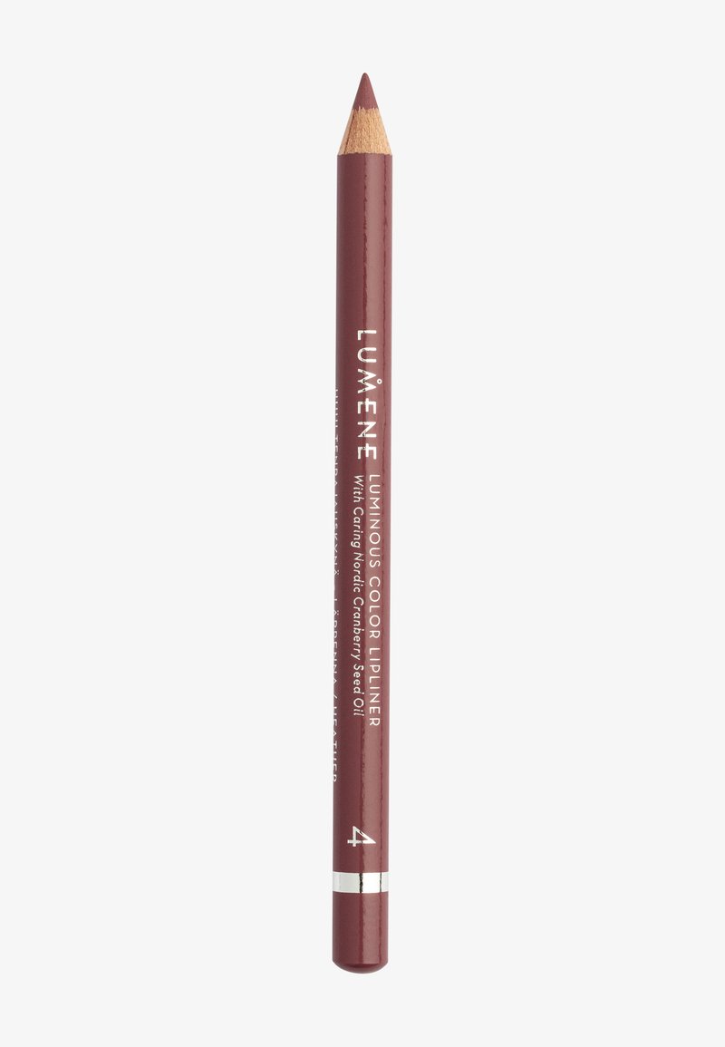 LUMENE Lápiz de labios de color luminoso, lápiz afilado con un tono burdeos, presenta un acabado brillante y un acento plateado cerca de la base.