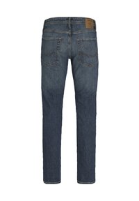 Jeans de mezclilla azul oscuro con un diseño de pierna recta. Cuenta con dos bolsillos traseros con detalle de costura y una etiqueta marrón en la cintura.