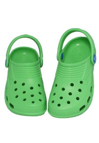 Groene plastic klompen met ventilatiegaten, achterband en geribbelde structuur aan de voorkant. Glad oppervlak en lichtgewicht constructie.