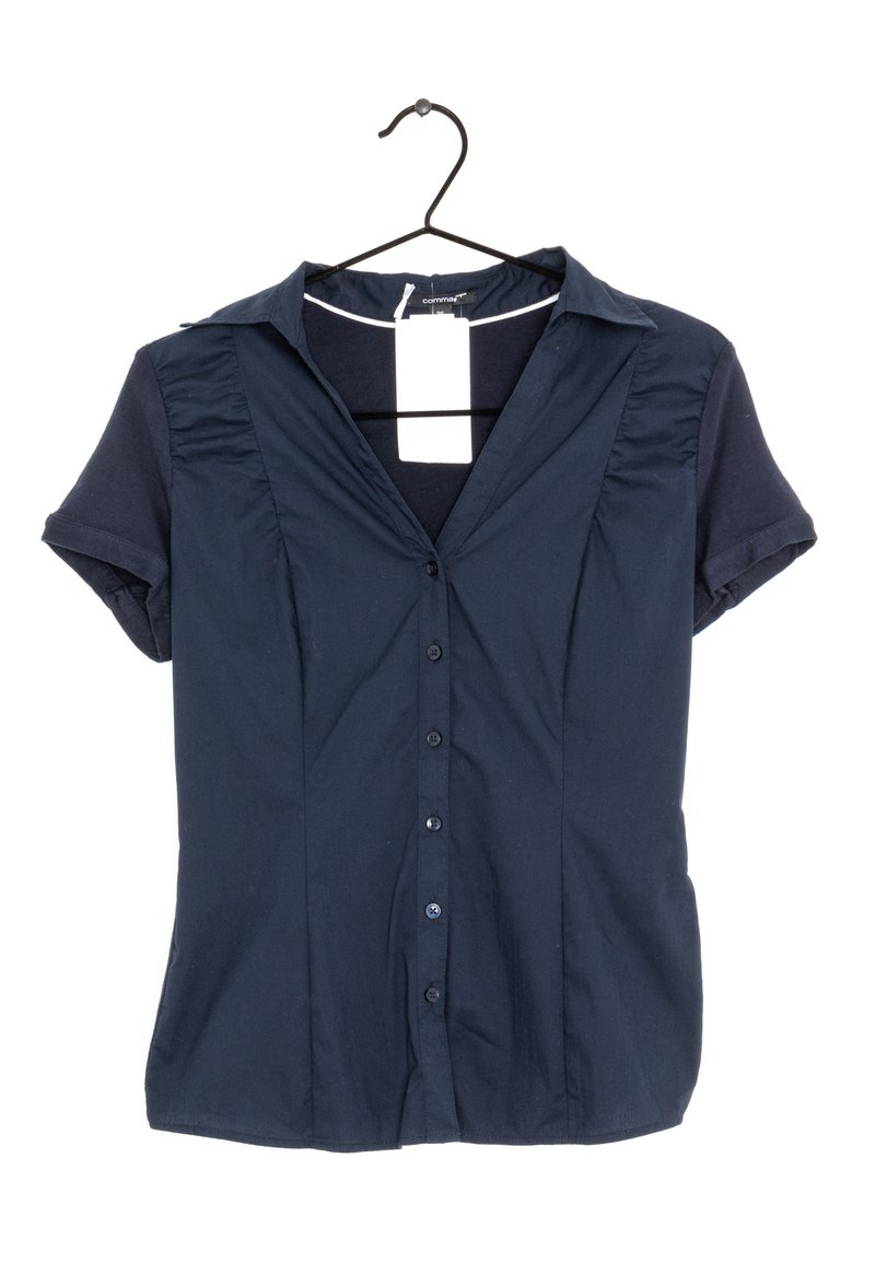 Chemise à manches courtes bleu marine avec un col, des coutures verticales et une fermeture à boutons sur le devant ; fabriquée dans un tissu lisse.