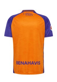 Orange sportströja med lila ärmar, prydd med ett strukturerat mönster av ögon och "BENAHAVIS" tryckt med fetstilta blå bokstäver längst ner.