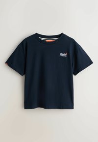 Tricou din bumbac albastru naval cu mâneci scurte, gât rotund, broderie cu logo în față și accente portocalii pe mâneca stângă. Textură netedă.