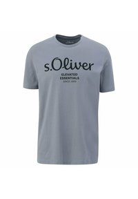 Szara koszulka z krótkim rękawem wykonana z bawełny, z okrągłym dekoltem. Posiada wyraźny czarny napis "s.Oliver ELEVATED ESSENTIALS SINCE 1969."