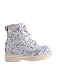 Sølvglitter ankelstøvler med pink snørebånd og kant. Tykk hvid gummisål med tekstureret mønster for greb. Rund tåform.