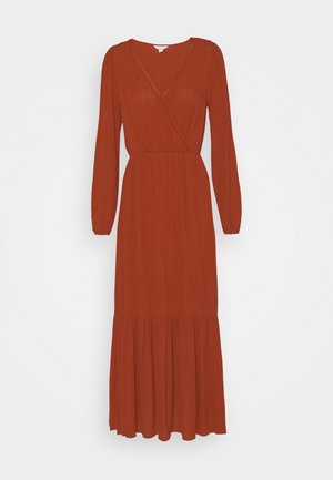 Sukienka maxi w kolorze rdzy z długim rękawem, dekoltem w serek, marszczoną talią, subtelną pionową fakturą i falbanami u dołu.