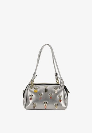 Metallisk sølvhåndtaske med en rund form, to skulderremme og forskellige dekorative pins, inklusive emojis og symboler, på forsiden.
