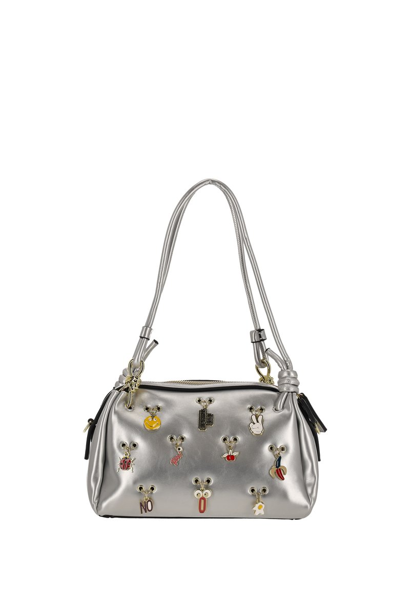 Geantă argintie metalizată cu formă rotunjită, două bretele pentru umăr și diverse ace decorative, inclusiv emoji-uri și simboluri, pe partea din față.
