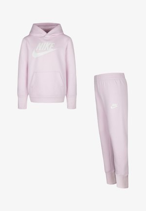 Rosa hoodie och matchande sweatpants i mjukt tyg. Med huva och framficka. Nike-logga i vitt på båda plaggen. Elastisk midjeficka.