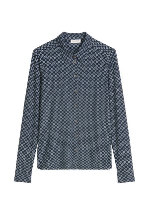 Koszula na długi rękaw, zapinana na guziki, wykonana z granatowej tkaniny z geometrycznym wzorem w odcieniach niebieskiego i białego, z kołnierzykiem i ciemnymi guzikami.