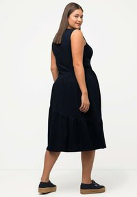 Ulla Popken V-AUSSCHNITT ÄRMELLOS - Vestido informal - marine