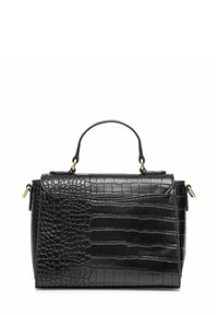 Czarna torebka o strukturalnym designie, z fakturą przypominającą krokodylą skórę i górnym uchwytem, prezentowana na białym tle.