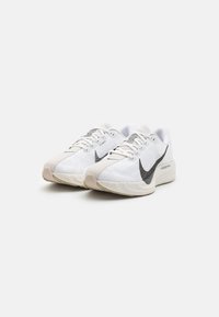 Nike Performance PEGASUS PLUS - Bėgimo batai plentui - white/anthracite/sail/light orewood brown/sesame
