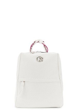 Biały perforowany skórzany plecak z srebrnym logo "CN" i skręconym różowo-białym materiałowym uchwytem na górze na białym tle.