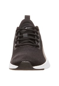 Chaussure de sport noire avec une tige en mesh, bout rond et lacets noirs renforcés. Comprend une semelle intermédiaire blanche et une semelle extérieure noire texturée.