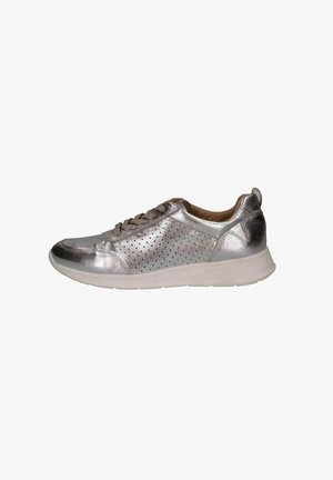 Metallisch silberner Sneaker mit perforiertem Design, Mesh-Stoff und einer weißen Gummisohle. Verfügt über einfarbige Schnürsenkel und einen gepolsterten Kragen.