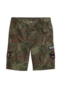 Shorts cargo camouflage en vert et marron, avec plusieurs poches, des broderies oranges et des patchs de style militaire sur le côté.