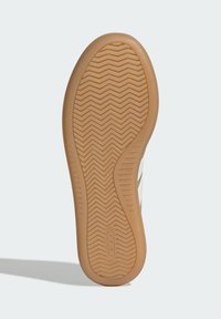 Potplat cipele od teksturiranog gumenog materijala. Sadrži cik-cak uzorak i reljefni brend na peti za bolje prianjanje.