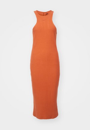 Ribbad, ärmlös midiklänning i bränd orange med rund halsringning. Har en figurnära design och subtil märkning på bröstet.