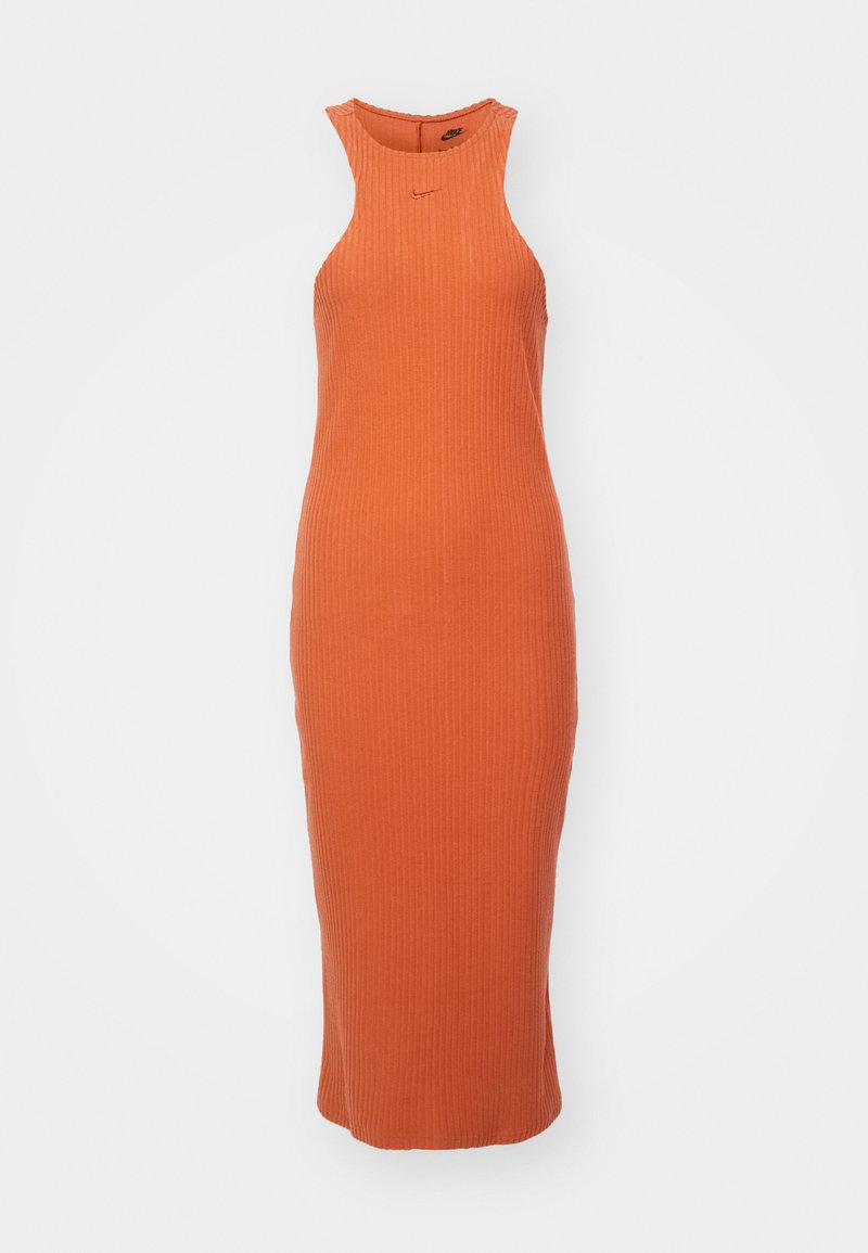 Vestido midi sin mangas de canalé en naranja quemado con escote redondo. Presenta un diseño ajustado y una sutil marca en el pecho.