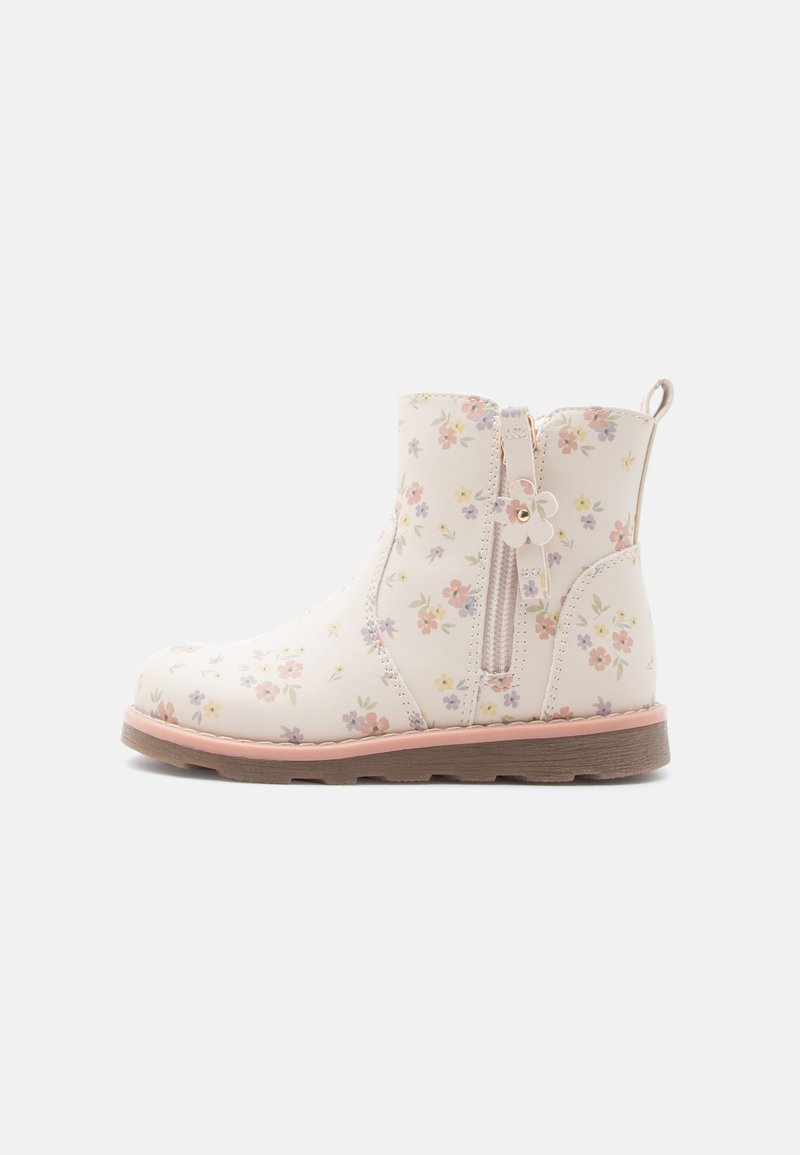 Bottine blanche pour enfants avec imprimé floral rose, jaune et violet, fermeture éclair latérale, tirette en forme de fleur et semelle marron.